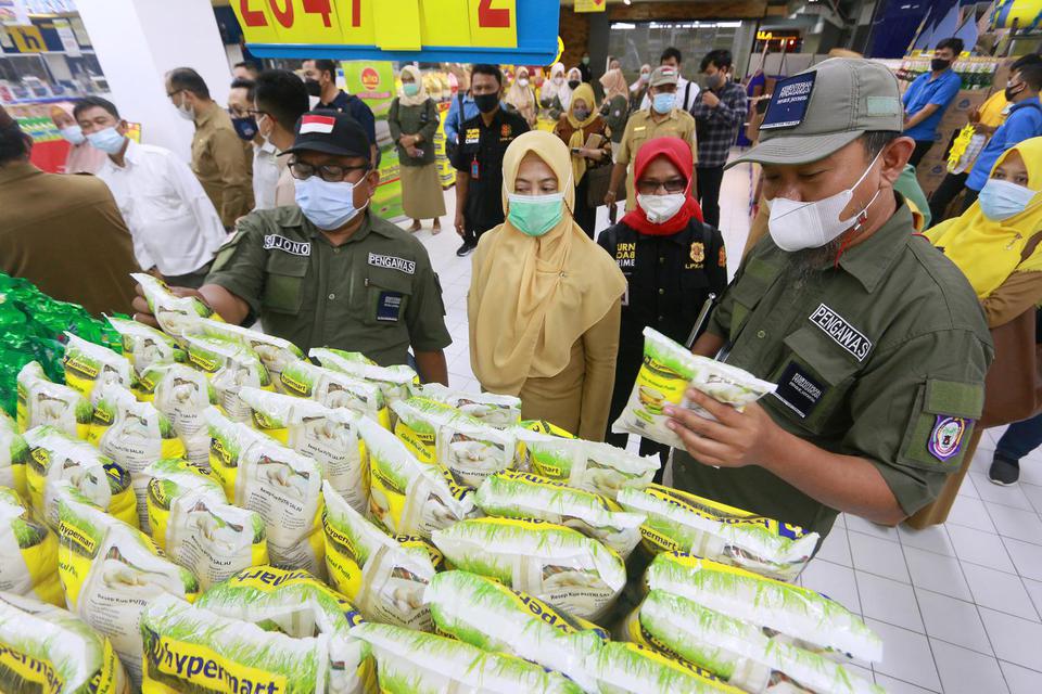 Tim Satuan Tugas (Satgas) Pangan melihat harga gula pasir di salah satu retail modern di Kota Gorontalo, Gorontalo, Selasa (6/4/2021). 