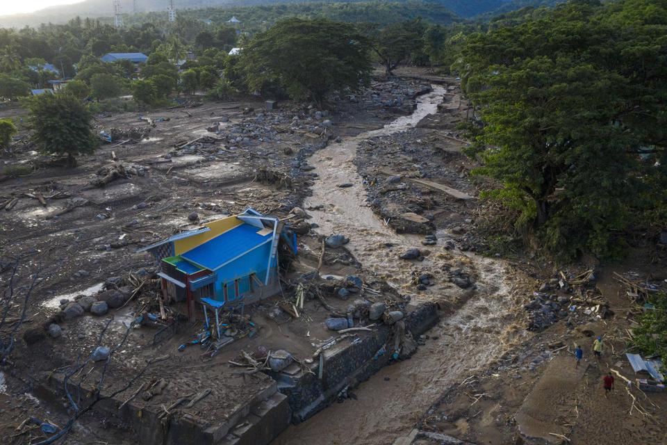 Foto udara kerusakan akibat banjir bandang di Adonara Timur, Kabupaten Flores Timur, Nusa Tenggara Timur (NTT), Selasa (6/4/2021). Cuaca ekstrem akibat siklon tropis Seroja telah memicu bencana alam di sejumlah wilayah di NTT dan mengakibatkan rusaknya ri