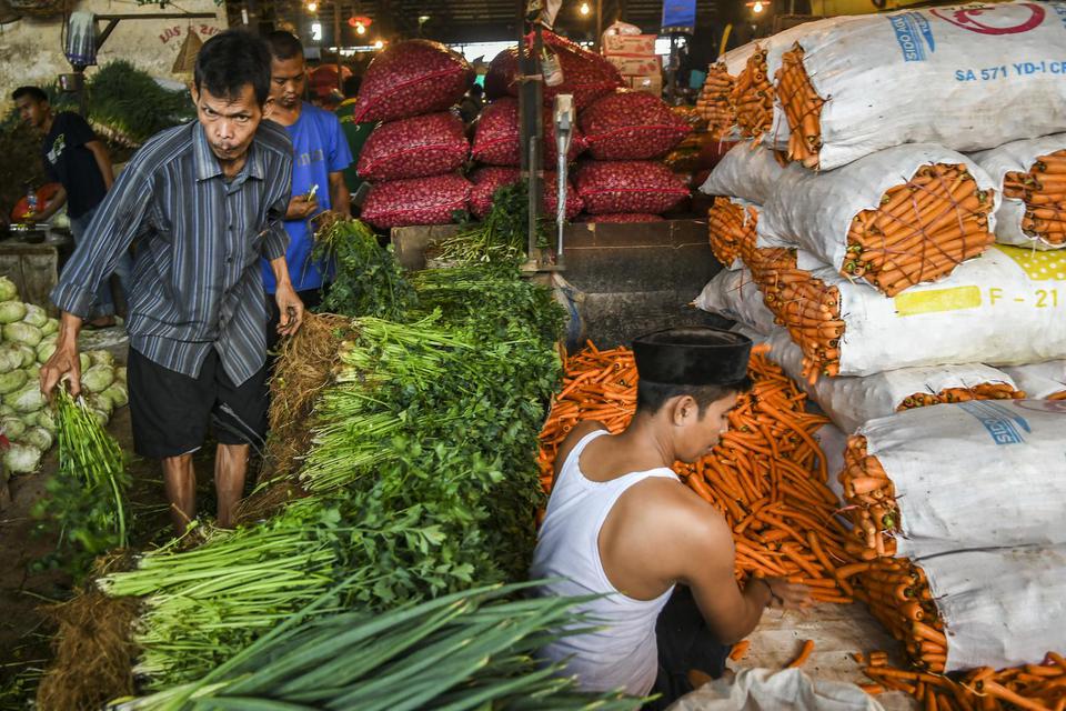 Pedagang di Pasar Induk Kramat Jati, Jakarta, Rabu (7/4/2021). Menteri Perdagangan Muhammad Lutfi mengatakan stok bahan pokok tersedia dengan harga yang stabil menjelang Ramadan 2021.