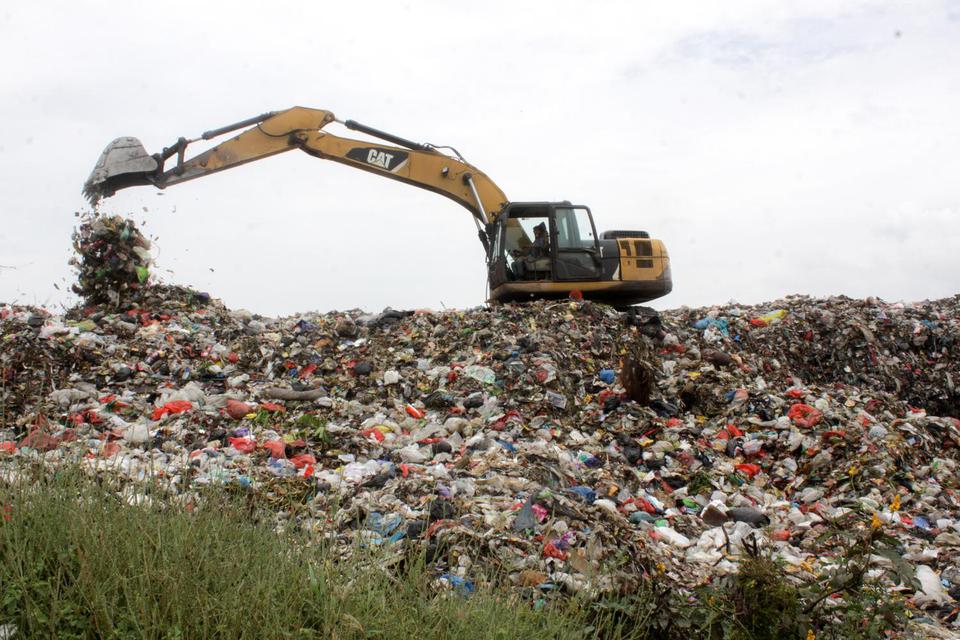 Alat berat Excavator beraktifitas di Tempat Pembuangan Tempat Pembuangan Akhir (TPA) Jabon, Sidoarjo, Jawa Timur, Rabu (7/4/2021). 