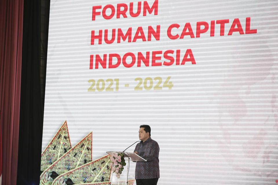 Menteri BUMN Erick Thohir menyampaikan kata sambutan pada acara pengukuhan kepengurusan Forum Human Capital Indonesia (FHCI) periode 2021-2024 di Jakarta, Rabu (7/4/2021). FHCI merupakan wadah pengelola dan praktisi SDM di BUMN yang berkomitmen untuk mema