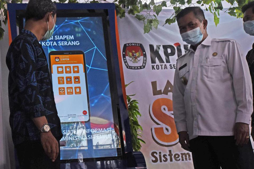 Wali Kota Serang Syafrudin (kanan) menyaksikan peluncuran aplikasi Sistem Informasi Administrasi Pemilu (SIAPEM) di Kantor KPU Kota Serang, Banten, Rabu (7/4/2021). KPU setempat bekerja sama dengan Dinas Kependudukan dan Catatan Sipil Kota Serang meluncur