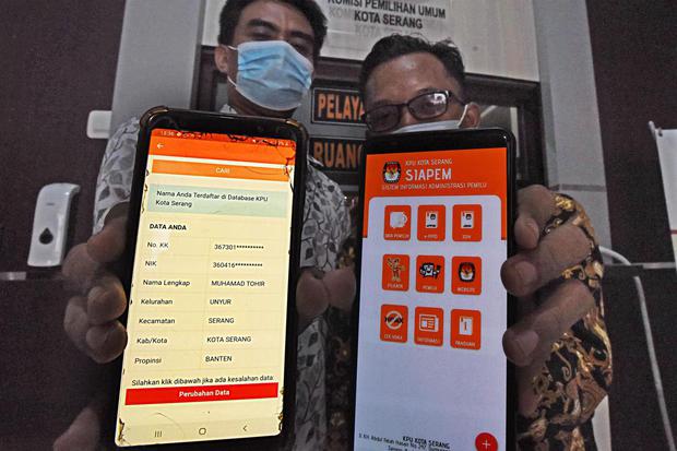Warga menunjukkan aplikasi Sistem Informasi Administrasi Pemilu (SIAPEM) pada layar ponsel di Kantor KPU Kota Serang, Banten, Rabu (7/4/2021). KPU setempat bekerja sama dengan Dinas Kependudukan dan Catatan Sipil Kota Serang meluncurkan aplikasi SIAPEM un