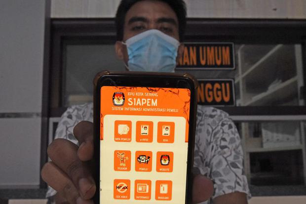 Warga menunjukkan aplikasi Sistem Informasi Administrasi Pemilu (SIAPEM) pada layar ponsel di Kantor KPU Kota Serang, Banten, Rabu (7/4/2021). KPU setempat bekerja sama dengan Dinas Kependudukan dan Catatan Sipil Kota Serang meluncurkan aplikasi SIAPEM un