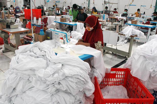 Pekerja menyelesaikan pembuatan mukena di Pabrik Mukena Siti Khadijah, Cinere, Depok, Rabu (7/4/2021). Jelang datangnya bulan Ramadhan, produksi mukena di pabrik tersebut mengalami peningkatan hingga seratus persen, untuk memenuhi permintaan pasar dalam n