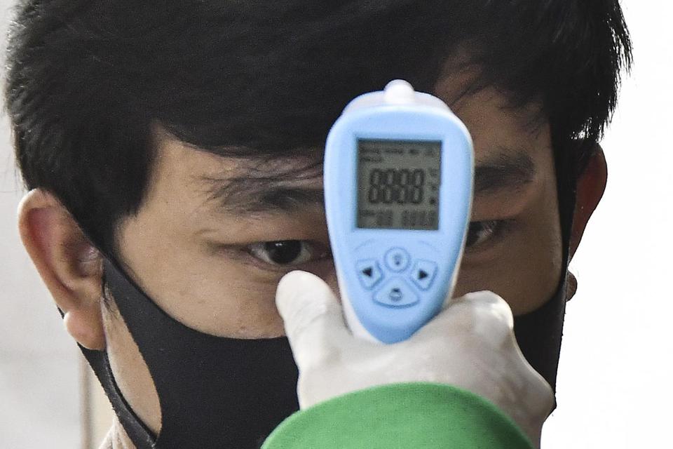 Petugas kesehatan mengukur suhu tubuh guru sebelum mendapatkan vaksin COVID-19 di Puskesmas Jatiasih, Bekasi, Jawa Barat, Kamis (8/4/2021). Demam merupakan salah satu ciri-ciri tubuh terpapar Corona.