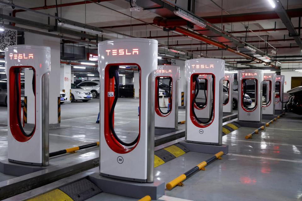 Aly Song Stasiun pengisian daya Tesla digambarkan di tempat parkir di Shanghai, Cina, Sabtu (13/3/2021). Gambar diambil pada (13/3/2021).