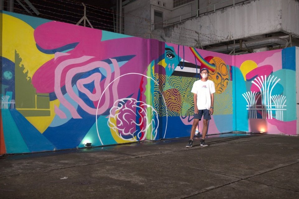 Adi Dharma “Stereoflow” dengan karya mural bertema “Under the Same Sun” yang merupakan bagian dari kampanye SingapoReimagine di M Bloc Space, Jakarta, Kamis (8/4). Kampanye ini merupakan upaya pemerintah Singapura untuk menarik wisatawan Indonesia.