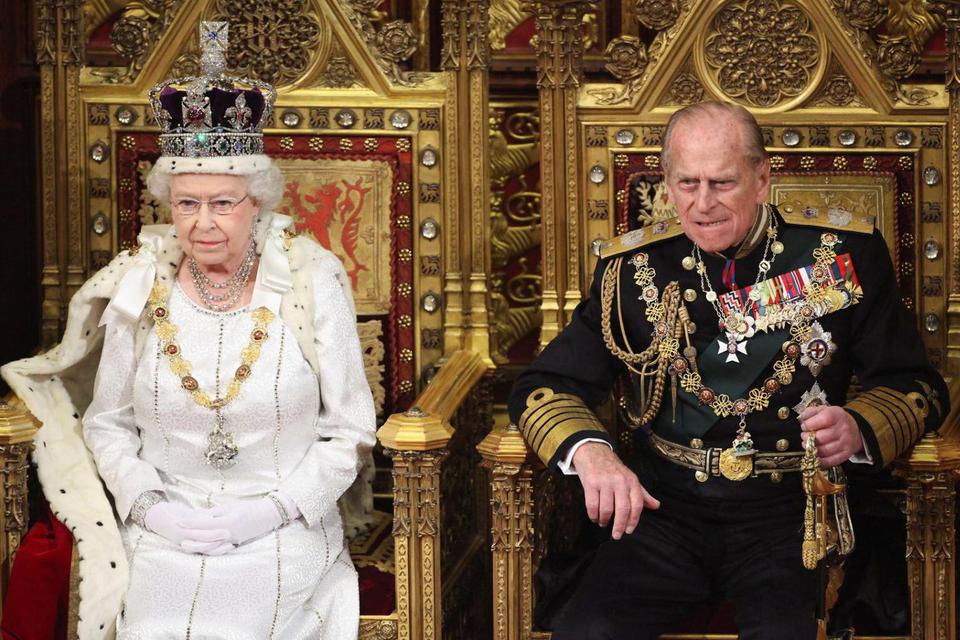 Ratu Elizabeth menunggu untuk membacakan Pidato Ratu kepada anggota legislatif di House of Lords, di samping Pangeran Philip, saat Pembukaan Parlemen Negara di pusat London, Britain, 9 Mei 2012. Oli Scarff/POOL/File Photo