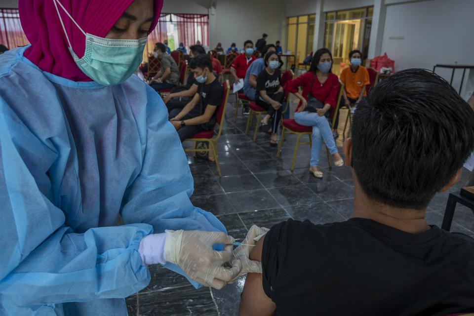 Petugas medis menyuntikkan vaksin COVID-19 tahap kedua kepada seorang pekerja sektor pariwisata di Palu, Sulawesi Tengah, Sabtu (10/4/2021). Vaksinasi yang difasilitasi oleh Perhimpunan Hotel dan Restauran Indonesia (PHRI) Sulawesi Tengah itu menyasar sed