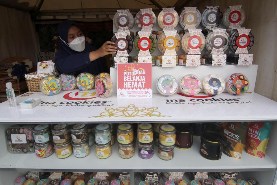 Penjual menata produk kue yang dipamerkan pada acara Festival Halal di Pantai Marina Boom Banyuwangi, Jawa Timur, Sabtu (10/4/2021). Menteri Keuangan Sri Mulyani Idrawati mengatakan, industri halal tercatat mengalami pertumbuhan sebesar 3,2 persen atau le