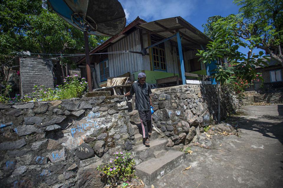 Warga berjalan dari lokasi pengungsian untuk menengok kondisi rumahnya di Desa Waimatan yang dilanda tanah longsor di Ile Ape, Kabupaten Lembata, Nusa Tenggara Timur (NTT), Minggu (11/4/2021). Selain karena trauma terjadi longsor susulan, sebanyak 121 kep