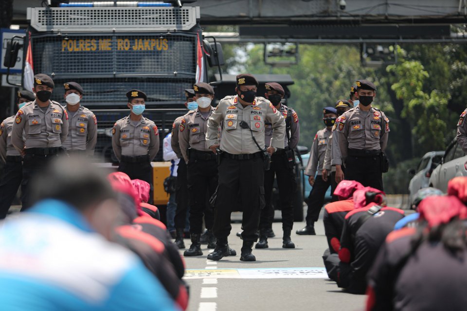 Sejumlah massa yang tergabung dalam Konfederasi Serikat Pekerja Indonesia (KSPI) menggelar aksi unduk rasa di kawasan Patung Kuda, Jakarta Pusat, Senin (12/4/2021). Para burun menuntut upah minimum sektoral kabupaten/kota (UMSK) 2021 tétap diberlakukan, s