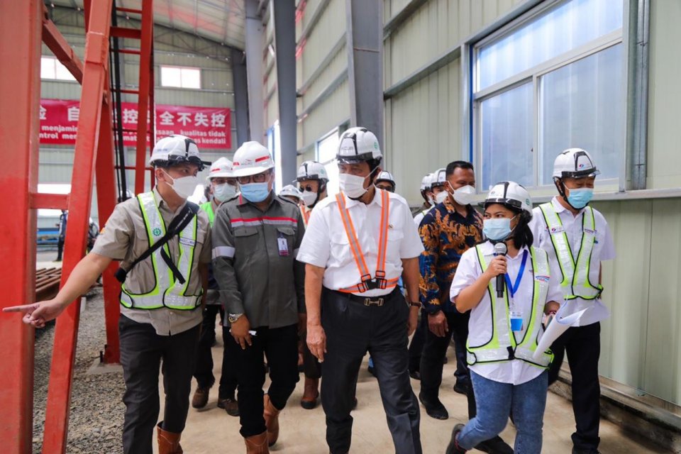 Menteri Koordinator Bidang Kemaritiman dan Investasi Luhut Binsar Pandjaitan meninjau beberapa lokasi pembangunan Kereta Cepat Jakarta Bandung, Senin (12/4).