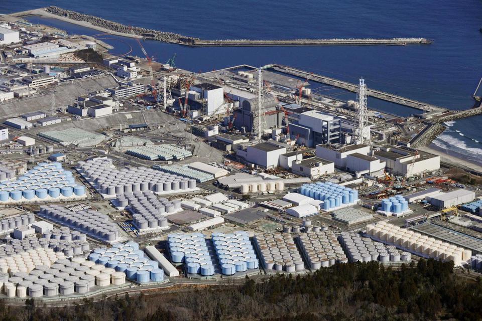 Foto udara memperlihatkan tangki penyimpanan untuk air olahan di pembangkit tenaga nuklir Fukushima Daiichi yang lumpuh akibat tsunami di kota Okuma, prefektur Fukushima, Jepang, 13 Februari 2021, dalam foto yang diambil oleh Kyodo. 