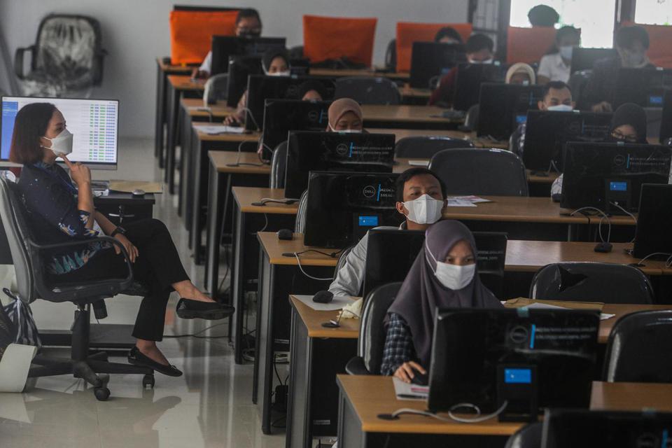 Petugas mengawasi Ujian Tulis Berbasis Komputer (UTBK) Seleksi Bersama Masuk Perguruan Tinggi Negeri (SBMPTN) 2021 gelombang 1, di Universitas Palangkaraya, Kalimantan Tengah, Selasa (13/4/2021). Sebanyak 4.405 orang peserta mengikuti UTBK SBMPTN di univ