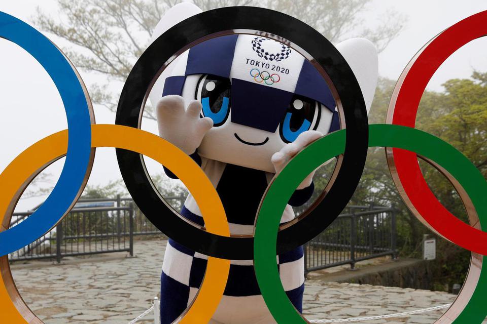 Maskot Olimpiade Tokyo 2020 Miraitowa di Tokyo, Jepang pada Rabu (14/4/2021), tepat 100 hari sebelum dimulainya Olimpiade Tokyo 2020. Jepang kini kembali memberlakukan status darurat Covid-19.