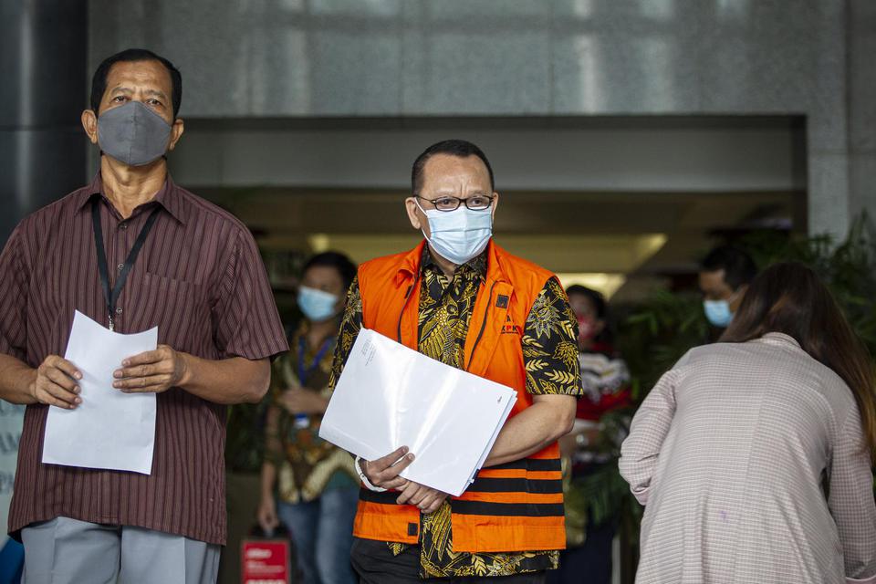 Tersangka mantan Sekretaris Mahkamah Agung (MA) Nurhadi (tengah) usai menjalani pemeriksaan di Gedung Merah Putih KPK, Jakarta, Kamis (15/4/2021). Nurhadi menjalani pemeriksaan sebagai saksi untuk tersangka Ferdy Yuman dalam kasus dugaan dengan sengaja me