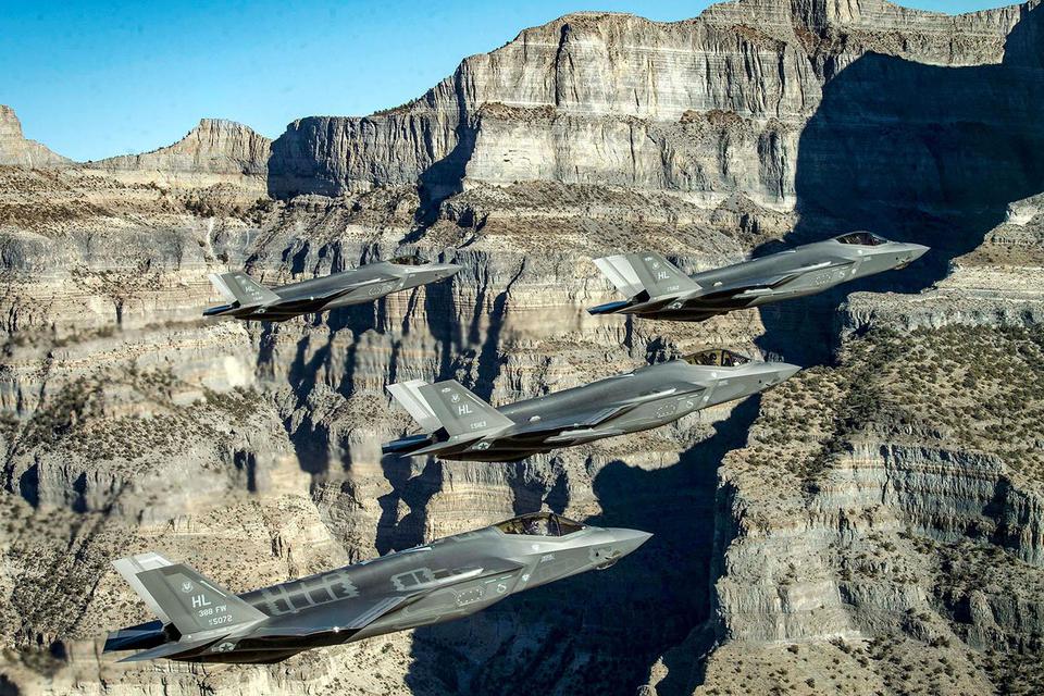 Formasi jet tempur F-35 Lightning II Angkatan Udara AS melakukan manuver udara selama sebagai bagian dari latihan kekuatan tempur atas Utah Test and Training Range, Utah, AS, Senin (19/11/2018). 