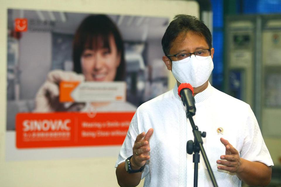 Menteri Kesehatan Budi Gunadi Sadikin memberikan keterangan pers terkait kedatangan vaksin COVID-19 Sinovac setibanya dari Beijing di Terminal Cargo Bandara Soekarno Hatta, Tangerang, Banten, Minggu (18/4/2021). Sebanyak enam juta dosis vaksin COVID-19 Si