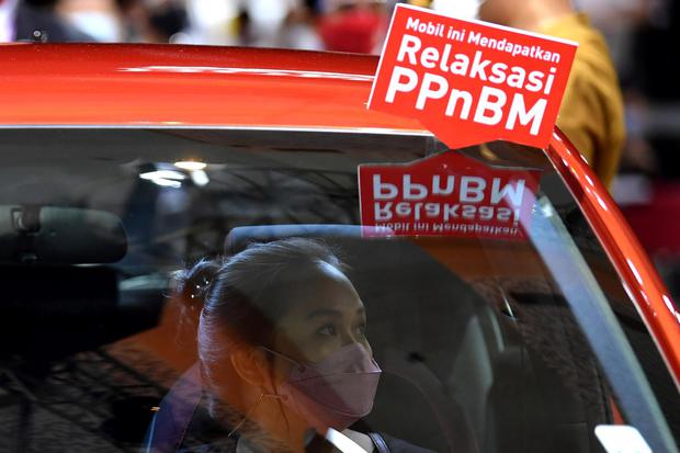 Pengunjung menaiki mobil yang dipamerkan dalam IIMS Hybrid 2021 di JiExpo Kemayoran, Jakarta, Minggu (18/4/2021). Presiden Joko Widodo menyatakan insentif Pajak Penjualan atas Barang Mewah Ditanggung Pemerintah (PPnBM-DTP) telah membuat angka pesanan pemb