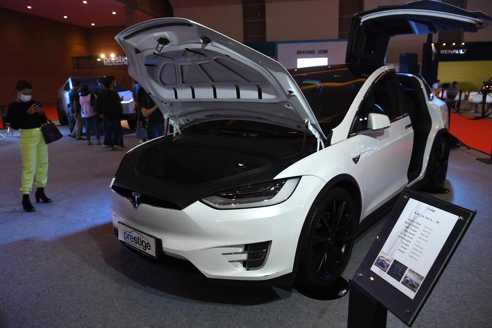 Pengunjung mengamati mobil listrik Tesla Model X yang dipamerkan dalam IIMS Hybrid 2021 di JiExpo Kemayoran, Jakarta, Minggu (18/4/2021). 