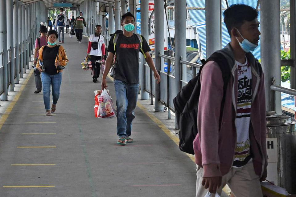 Calon penumpang kapal tujuan Sumatera di Dermaga II Pelabuhan Merak, Banten, Minggu (18/4/2021). Berlakunya larangan mudik tanggal 6-17 Mei 2021 mendorong sebagian warga mudik lebih awal.