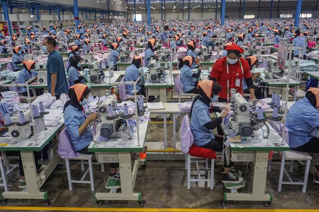Sejumlah pekerja memproduksi pakaian saat bulan Ramadhan di industri garmen PT. Batang Apparel Indonesia, Kabupaten Batang, Jawa Tengah, Senin (19/4/2021). Pemerintah setempat mewajibkan semua perusahaan yang ada di Kabupaten Batang untuk membayarkan tunj