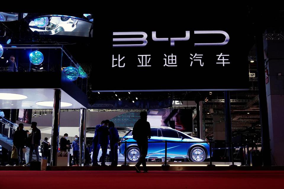 Aly Song Pengunjung mendatangi stan BYD di hari media untuk pameran Auto Shanghai di Shanghai, China, Senin (19/4/2021).