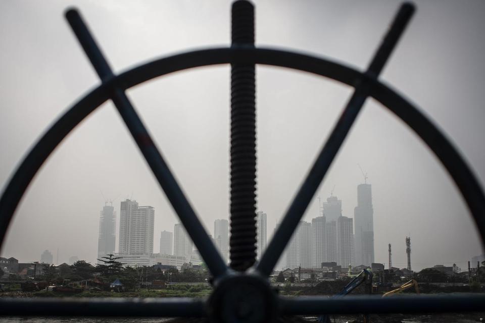 Deretan gedung bertingkat tersamar kabut polusi udara di Jakarta, Selasa (20/4/2021). Berdasarkan data "World Air Quality Index" pada Selasa (20/4) pukul 10.00 WIB tingkat polusi udara di Jakarta berada pada angka 174 yang menunjukkan bahwa kualitas uda