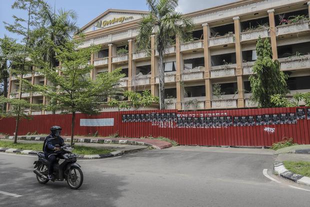 Pengendara sepeda motor melintas di depan Hotel Goodway di jalan Imam Bonjol Nagoya, Batam, Kepulauan Riau, Selasa (20/4/2021). Penyidik Kejaksaan Agung (Kejagung) menyita Hotel Goodway milik tersangka Benny Tjokrosaputro terkait kasus dugaan korupsi P