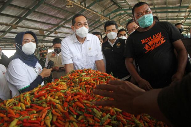 Menteri Perdagangan Muhammad Lutfi (tengah) mengunjungi Pasar Induk Osowilangun, Surabaya, Jawa Timur, Selasa (20/4/2021). Kenaikan harga cabai diperkirakan mengerek inflasi di bulan Juli.