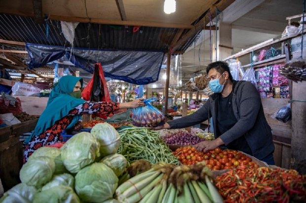 Pedagang pasar di Pasar Sentral Hamadi, Jayapura. Selama pandemi pembeli didominasi pedagang makanan online.
