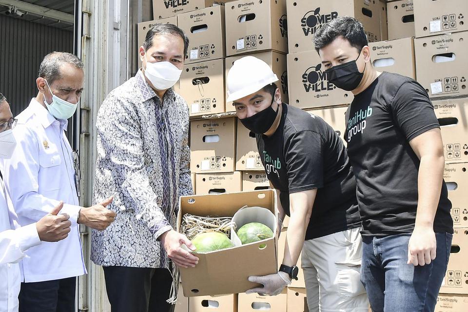 Menteri Perdagangan Muhammad Lutfi (kedua kiri) memperlihatkan semangka yang siap ekspor di gudang e-commerce TaniHub di Cikarang, Kabupaten Bekasi, Jawa Barat, Rabu (21/4/2021). 