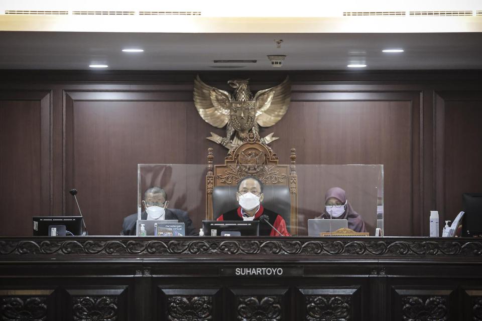 Hakim Konstitusi Suhartoyo (tengah) memimpin sidang uji materiil di Gedung MK, Jakarta, Rabu (21/4/2021). 