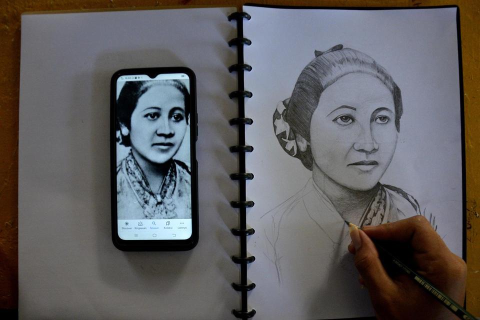Mahasiswa seni rupa menggambar tokoh wanita Indonesia RA. Kartini di Makassar, Sulawesi Selatan, Rabu (21/4/2021). Kegiatan menggambar bersama tersebut dalam rangka memperingati Hari Kartini .