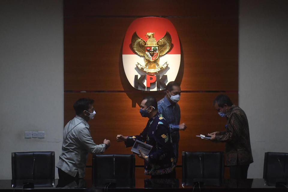 Wakil Ketua KPK Nurul Ghufron (kedua kiri) didampingi Deputi Pencegahan Pahala Nainggolan (kanan) berbincang dengan Menteri Pertanian Syahrul Yasin Limpo (kiri) dan Menteri Perdagangan Muhammad Lutfi (kedua kanan) usai pertemuan di gedung KPK, Jakarta, Ka