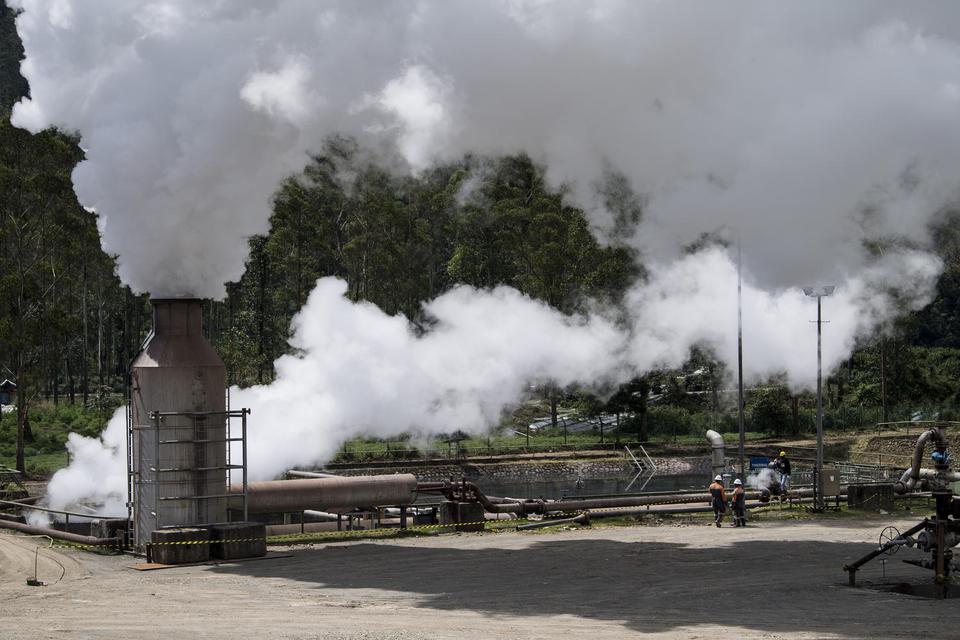 Pekerja memantau tekanan uap atau air dari lubang sumur saat uji produksi sumur (Discharge Well) di PLTP Wayang Windu Star Energy Geothermal di Desa Margamukti, Pangalengan, Kabupaten Bandung, Jawa Barat, Kamis (22/4/2021). Kegiatan uji produksi sumur ter