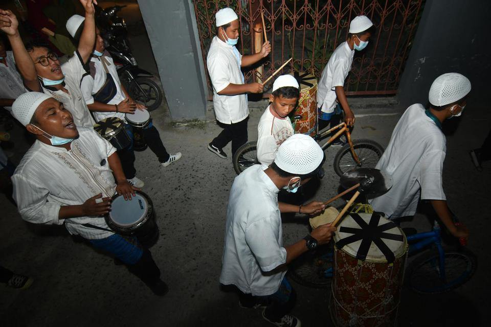 Ilustrasi, peserta lomba musik sahur memainkan alat musik sambil berkeliling untuk membangunkan warga bersahur di Palu, Sulawesi Tengah. Salah satu kegiatan yang menyemarakkan bulan suci Ramadan adalah sahur on the road. Sahur on the road adalah kegiatan 