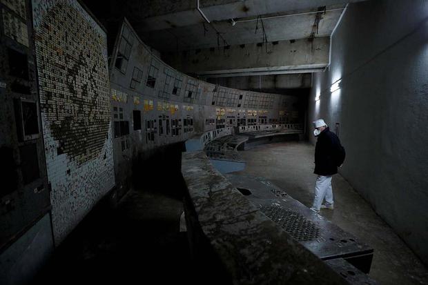 Ilustrasi, seorang karyawan berjalan di pusat kendali reaktor keempat yang rusak di Pembangkit Listrik Tenaga Nuklir Chernobyl, Ukraina.