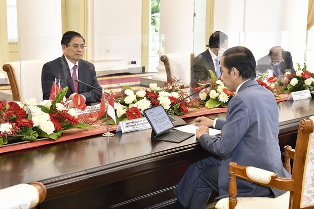 Presiden Joko Widodo (kanan) melakukan pertemuan bilateral dengan Perdana Menteri (PM) Vietnam Pham Minh Chinh (kiri) di Istana Kepresidenan Bogor, Jawa Barat, Jumat (23/4/2021). 