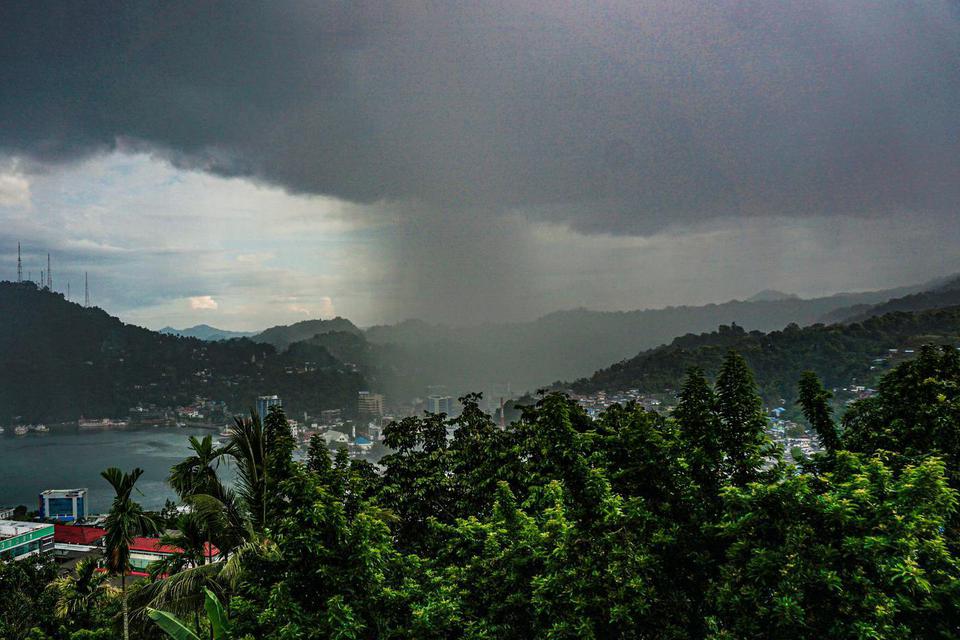 Pusat Kota Jayapura, Papua di guyur hujan lebat selama 30 menit, Sabtu (24/4/2021). 