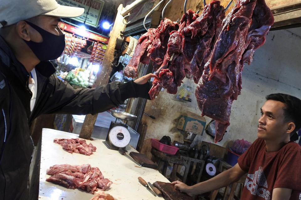 Pedagang daging melayani pembeli di Pasar Induk Rau, Serang, Banten, Minggu (25/4/2021). Menurut pedagang setempat sejak empat hari lalu, harga daging sapi naik dari Rp120 ribu menjadi Rp150 ribu per kilogram akibat permintaan naik namun pasokannya tidak 