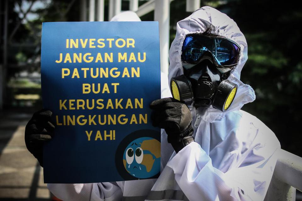 Aktivis melakukan aksi damai menolak bisnis energi kotor batubara di Patra Kuningan, Jakarta, Senin (26/4/2021). Aksi damai tersebut merupakan upaya menghentikan penggunaan energi kotor dan mendesak investor serta lembaga jasa keuangan berhenti mendukung 