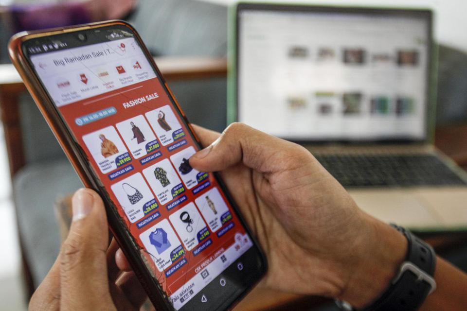 Warga menggunakan perangkat elektronik untuk berbelanja daring di salah satu situs belanja daring di Bogor, Jawa Barat, Senin (26/4/2021). 