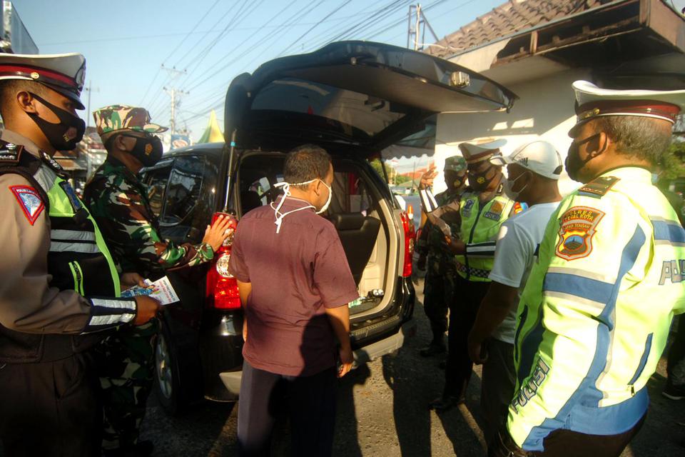 Polisi memperketat jalur mudik di jalur Pantura, Tegal, Jawa Tengah, Senin (26/4/2021). Selama masa larangan mudik, lokasi-lokasi Wisata masih boleh buka dengan menerapkan protokol Kesehatan.
