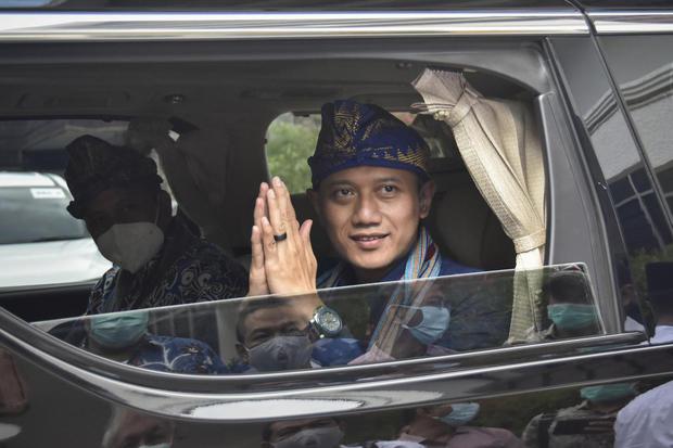 Ketua Umum DPP Partai Demokrat Agus Harimurti Yudhoyono (kanan) memberi salam saat memulai perjalanan safari Ramadhan di Lombok, Mataram, NTB, Rabu (28/4/2021). Ketua Umum DPP Partai Demokrat Agus Harimurti Yudhoyono (AHY) mengunjungi Lombok dalam rangka 