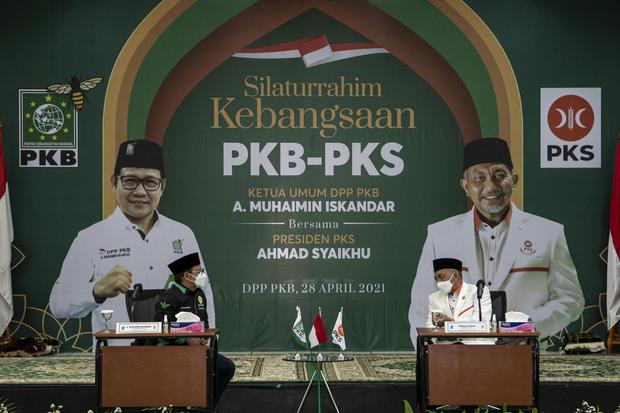 Ketua Umum DPP Partai Kebangkitan Bangsa (PKB) Muhaimin Iskandar (kiri) berbincang dengan Presiden Partai Keadilan Sejahtera (PKS) Ahmad Syaikhu (kanan) saat silaturahmi kebangsaan di Kantor DPP PKB di Jakarta, Rabu (28/4/2021).