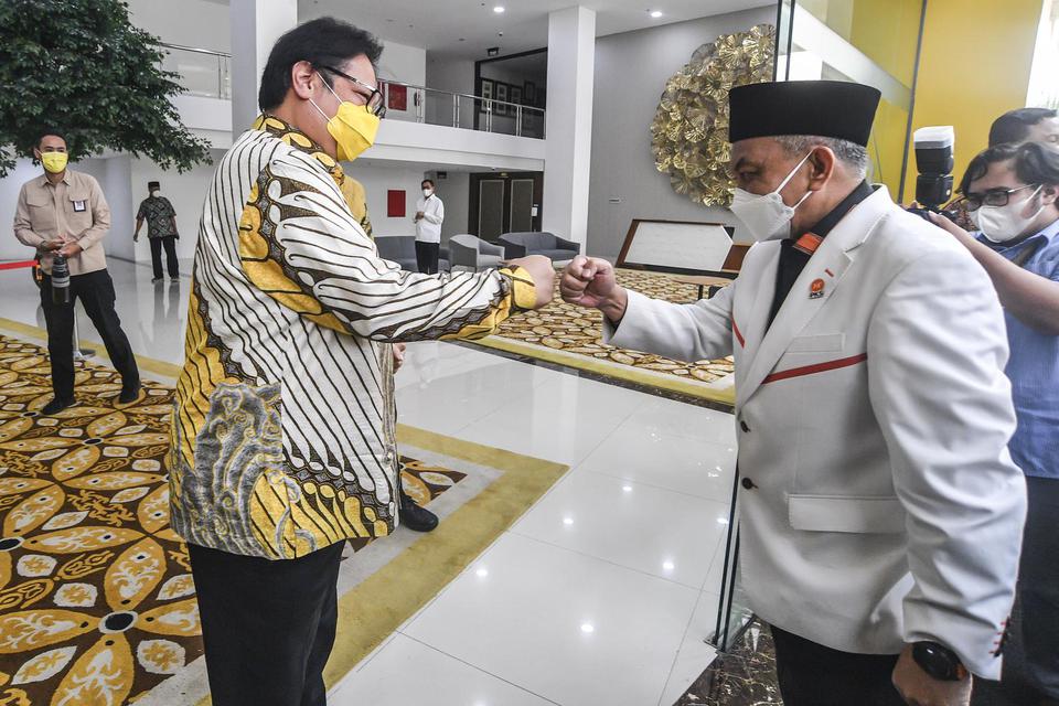 Ketua Umum DPP Partai Golkar Airlangga Hartarto (kiri) bersalaman dengan Presiden PKS Ahmad Syaikhu (kanan) saat melakukan pertemuan di kantor DPP Partai Golkar, Jakarta, Kamis (29/4/2021). Pertemuan tersebut dilakukan dalam rangka melakukan silaturahim k