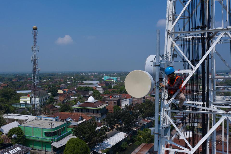 Seorang teknisi melakukan pemeliharaan perangkat BTS (Base Transceiver Station) milik XL Axiata di Kampung Setinggil, Bintoro, Kabupaten Demak, Jawa Tengah, Kamis (29/4/2021).